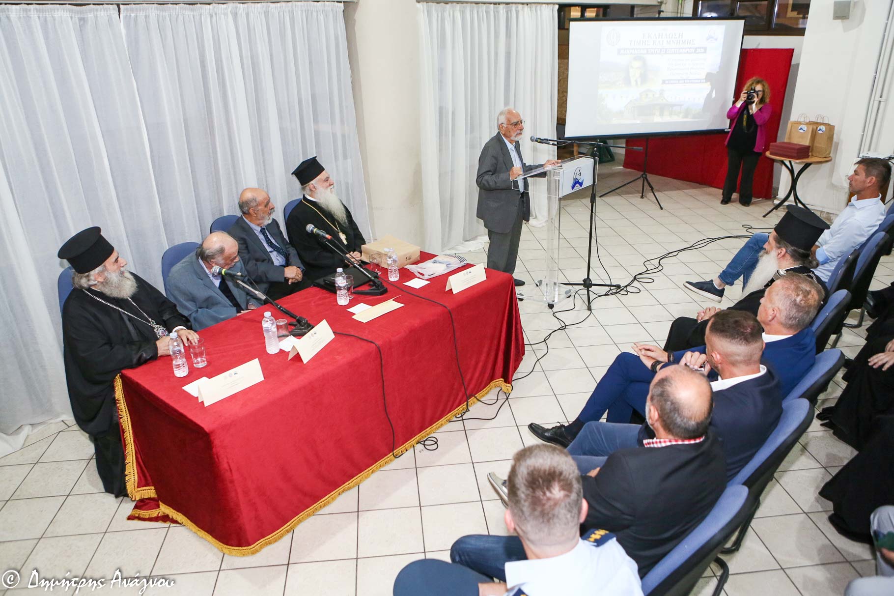 i-zoi-kai-to-ergo-tou-theologou-panagioti-nella-foto