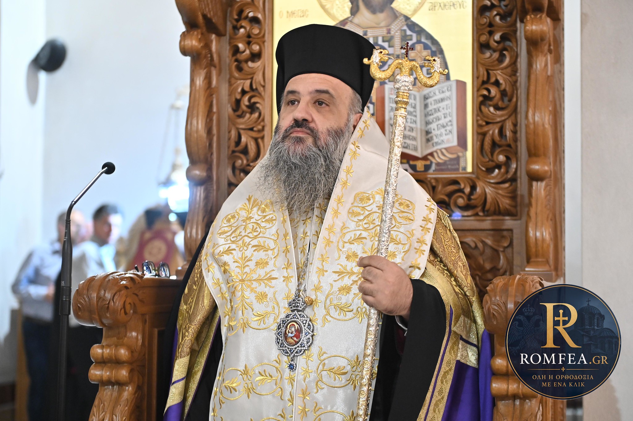 skiathou-ioannis-mesa-stin-ekklisia-eimaste-oikogeneia-foto