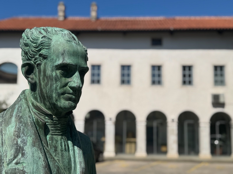 mnimosino kapodistrias 2