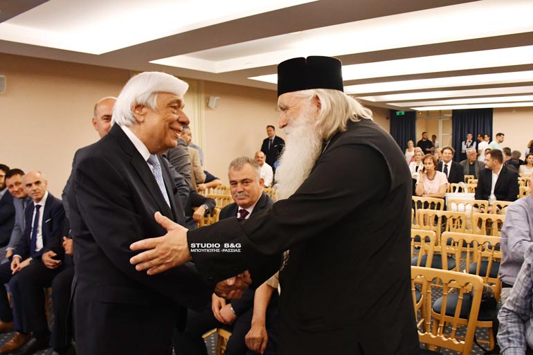 Ο Προκόπης Παυλόπουλος (A)  πρ. Πρόεδρος της Δημοκρατίας, Ακαδημαϊκός και Επίτιμος Καθηγητής της Νομικής Σχολής του Εθνικού και Καποδιστριακού Πανεπιστημίου Αθηνών, παραβρέθηκε σε ημερίδα του Δικηγορικού συλλόγου Ναυπλίου , Παρασκευή 12 Ιουνίου 2026. Επιστημονική ημερίδα που απευθύνεται στο ευρύ κοινό και όχι μόνο σε νομικούς, διοργάνωσε  το Διοικητικό Συμβούλιο του Δικηγορικού Συλλόγου Ναυπλίου στο ξενοδοχείο Αμαλία . Το θέμα της ημερίδας ήταν  «Προκλήσεις της συνταγματικής αναθεώρησης». Ομιλητές στην  εκδήλωσης εκτός τον κ. Παυλόπουλο ,ήταν ο Σπυρίδων Βλαχόπουλος , Καθηγητής της Νομικής Σχολής του Εθνικού και Καποδιστριακού Πανεπιστημίου Αθηνών και ο Νικόλαος Σημαντήρας, επίκουρος Καθηγητής της Νομικής Σχολής του Εθνικού και Καποδιστριακού Πανεπιστημίου Αθηνών.