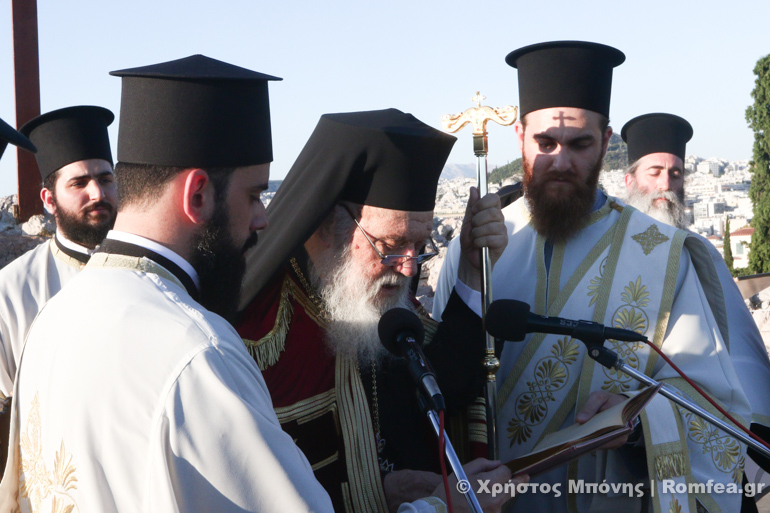 Χοροστατουντος του Αρχιεπισκοπου Ιερωνυμου τελεστηκε σημερα Πανηγυρικός Εσπερινος στον Ιερο Βράχο της Ακροπολεως για την εορτη του Αποστολου των Εθνων Παυλου Για τον Αποστολο Παυλο μιλησε ο Επισκοπος Ευρυπου Χρυσοστομος Στη φωτο Ο ΑΡΧΙΕΠΙΣΚΟΠΟΣ ΙΕΡΩΝΥΜΟΣ ΦΩΤΟ ΧΡΗΣΤΟΣ ΜΠΟΝΗΣ//ΙΕΡΑ ΣΥΝΟΔΟΣ