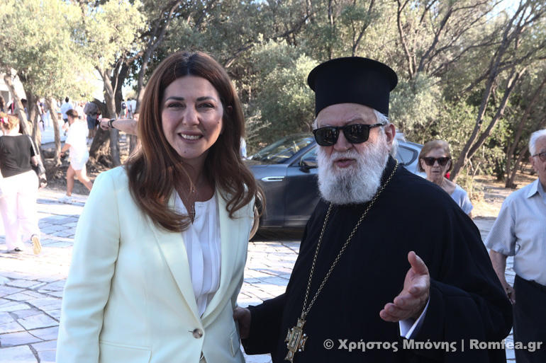 Χοροστατουντος του Αρχιεπισκοπου Ιερωνυμου τελεστηκε σημερα Πανηγυρικός Εσπερινος στον Ιερο Βράχο της Ακροπολεως για την εορτη του Αποστολου των Εθνων Παυλου Για τον Αποστολο Παυλο μιλησε ο Επισκοπος Ευρυπου Χρυσοστομος Στη φωτο ΣΟΦΙΑ ΖΑΧΑΡΑΚΗ ΥΠΟΥΡΓΟΣ ΘΩΜΑΣ ΣΥΝΟΔΙΝΟΣ ΦΩΤΟ ΧΡΗΣΤΟΣ ΜΠΟΝΗΣ//ΙΕΡΑ ΣΥΝΟΔΟΣ