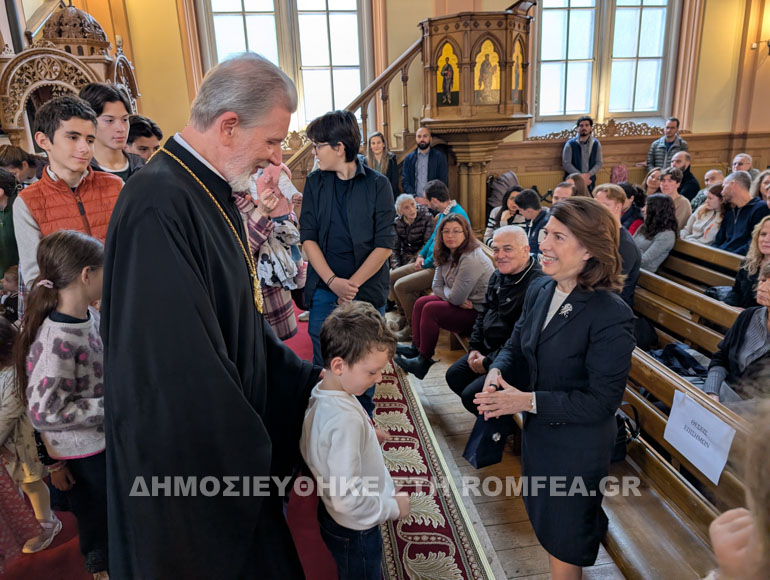 aperxomeni presbyis 4