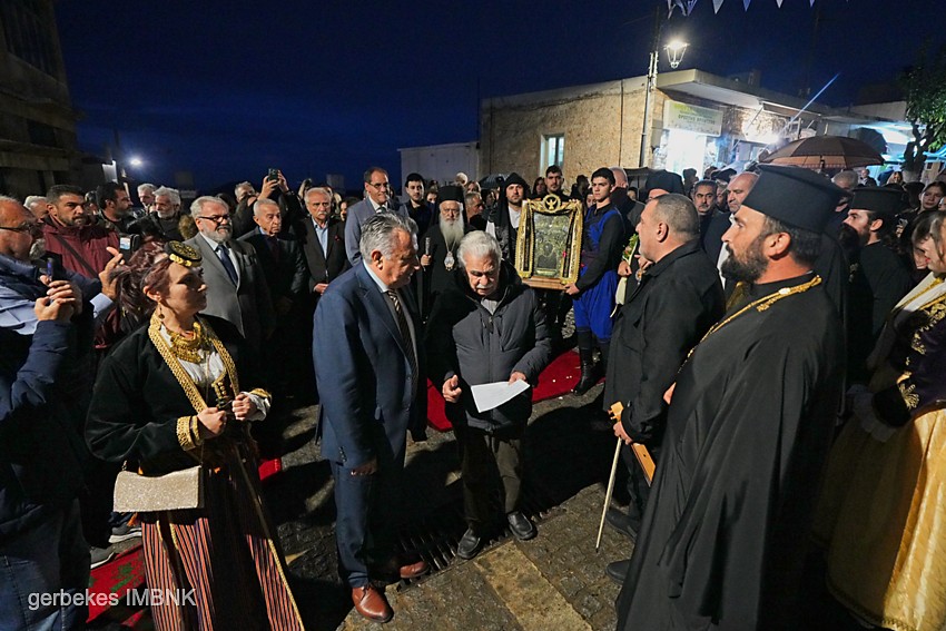 ypodoxi-tis-panagias-soumela-sta-anogeia-foto