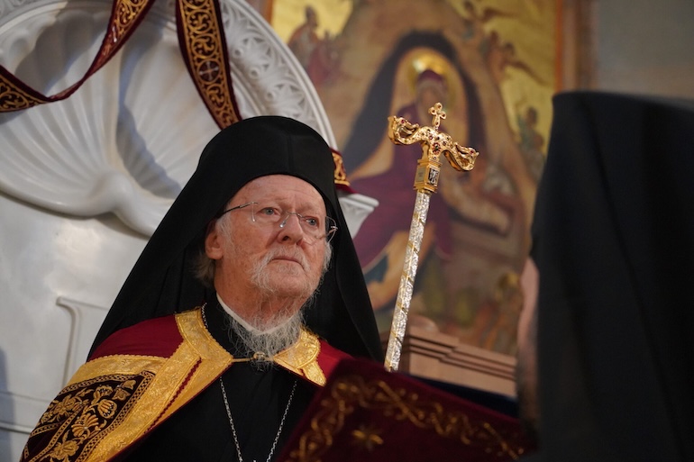 oikoumenikos-patriarxis-mprosta-stin-astheneia-oloi-stekomaste-isoi
