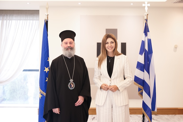 sofia-zaxaraki-stekomaste-emprakta-dipla-stin-iera-arxiepiskopi-afstralias