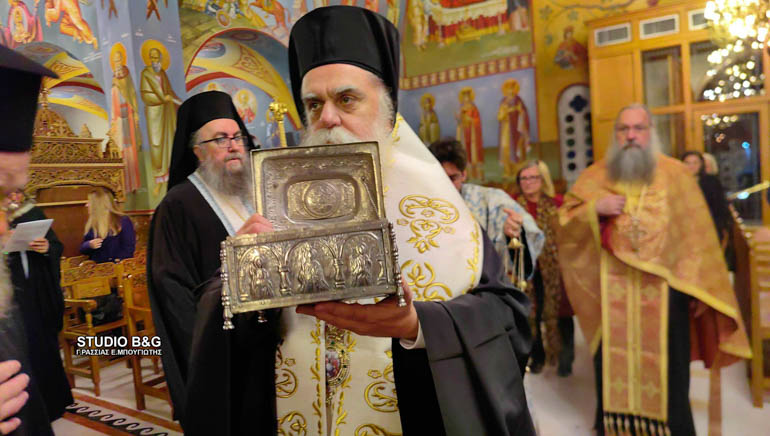 tin-agia-theodora-ypodexthike-to-kiveri-foto