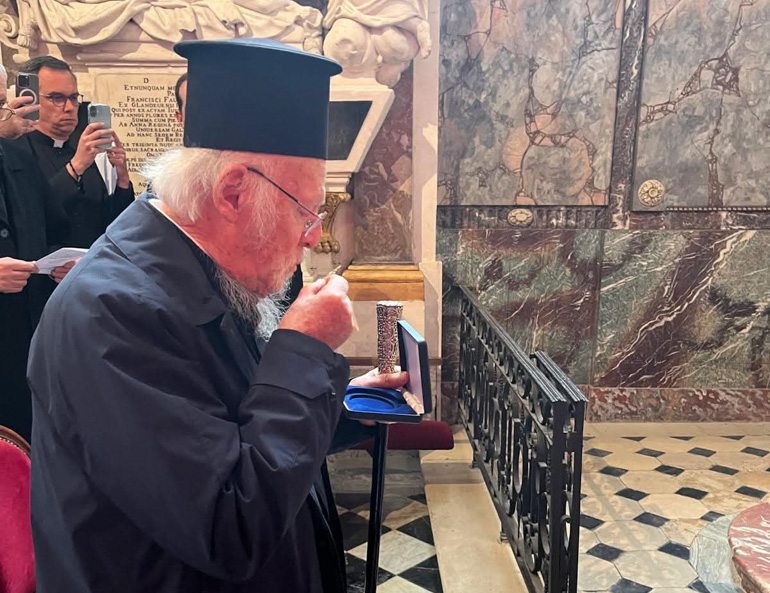 apotmima-tis-kefalis-tou-timiou-prodromou-epistrefei-stin-poli