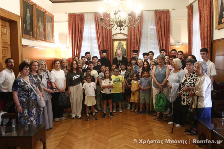 Ο Αρχιεπισκοπος Ιερωνυμος συναντηθηκε σημερα διαδοχικα με τον Μητροπολίτη Γουϊνέας και Εκπρόσωπο του Πατριάρχη Αλεξανδρείας στην Αθήνα κ. Γεώργιο και με τον Έξαρχο του Παναγίου Τάφου στην Αθήνα, Πανοσιολογιώτατο Αρχιμανδρίτη π. Ιερώνυμο με ασυνόδευτους ανηλίκους, φιλοξενουμένους της "Συνύπαρξις" με τον Δήμαρχο Διρφύων - Μεσσαπίων . Αντώνιο Σπυρόπουλο με νέους και στελέχη του Κέντρου Νεότητος Κρανιδίου και με αντιπροσωπεία της "Βυζαντινής Χορωδίας Αθηνών"Στη φωτο στιγμιοτυπο απο την συναντηση με με νέους και στελέχη του Κέντρου Νεότητος Κρανιδίου ΦΩΤΟ ΧΡΗΣΤΟΣ ΜΠΟΝΗΣ//ΑΡΧΙΕΠΙΣΚΟΠΗ ΑΘΗΝΩΝ